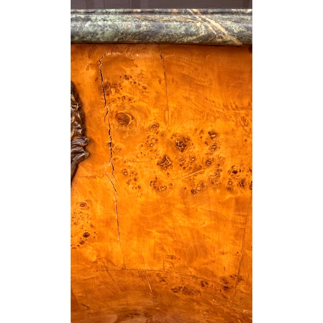 1970s Pair of French Louis XV Style Burl Wood Bombe Nightstands With Green Marble Tops & Bronze Mounts For Sale - Image 13 of 15