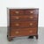 This antique English chest of drawers / chest of drawers with 5 drawers and a great patina. We believe that every interior...