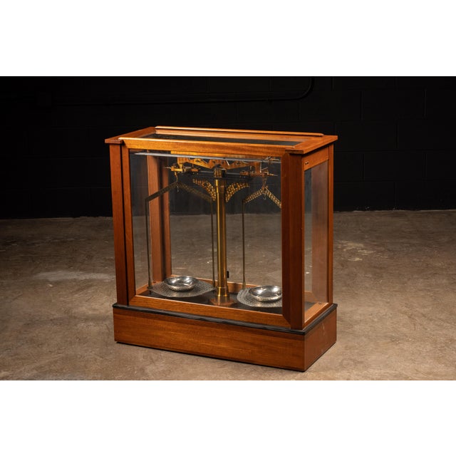 1950s Vintage Brass Apothecary Balance Scale in Wood & Glass Case by Seederer-Kohlbusch For Sale - Image 5 of 11
