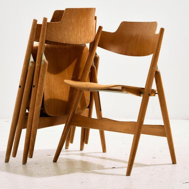 A true minimalist piece that can be a great choice for space saving as well as function. The ‘SE 18’ folding chair...