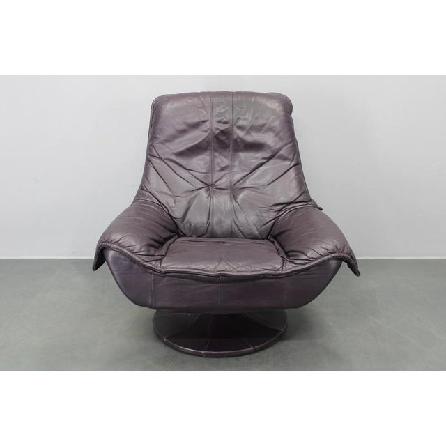 This italian swivel lounge chair dates from the 1980s and represents the expressive and comfort-focused approach...