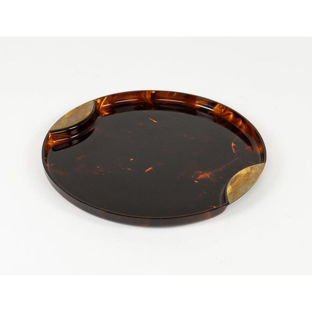 Gold Mid-Century Round Serving Tray in Acrylic Glass Faux Tortoiseshell and Brass, Italy, 1970s For Sale - Image 8 of 16