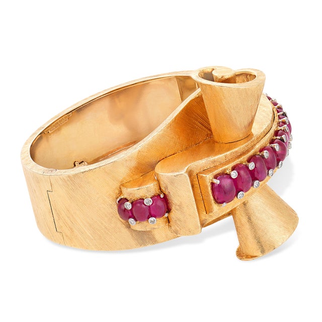 1940s Trabert & Hoeffer Mauboussin Retro 17.50 Carat Ruby Diamond 14k Gold Bangle For Sale - Image 4 of 6