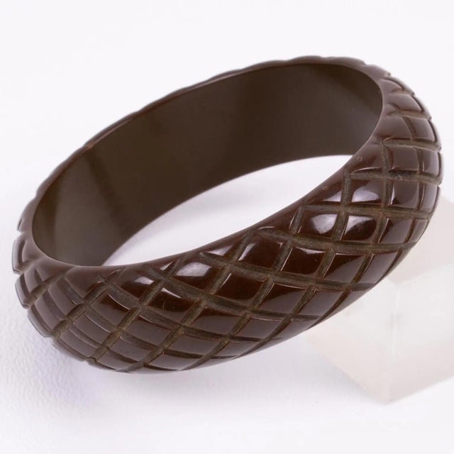 Cocoa Brown Bakelite Bracelet Bangle with Pineapple Carving For Sale In Atlanta - Image 6 of 8