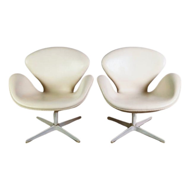Swan Chair in White Leather by Arne Jacobsen for Fritz Hansen For Sale