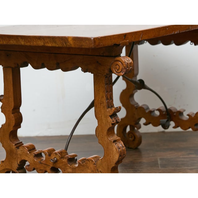 A Baroque style walnut Fratino table from the 18th century with wrought-iron stretchers. A striking example of Spanish...