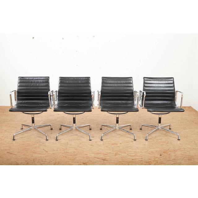 Early 21st Century Swivel Chair EA 104 in Chrome-Plated Aluminum and Black Leather Upholstery by Ray and Charles Eames for Vitra, 1958 For Sale - Image 5 of 18