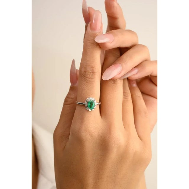 14k White Gold Oval Emerald & Diamond Halo Modern Engagement Ring Size 7 For Sale - Image 4 of 14