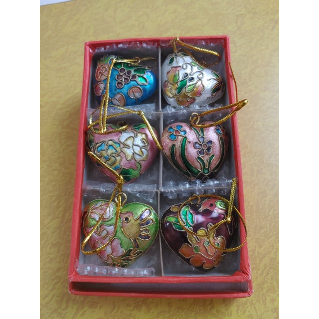 Here's a lovely set if 1980s-90s cloissone hearts in their original box. They have never been used.. Multiple uses...
