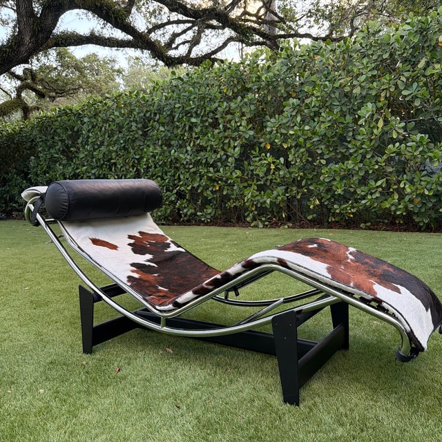 Black Vintage, Great Condition! Le Corbusier Attributed Cow Hide Chaise: Lc4 For Sale - Image 8 of 8