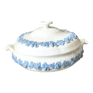 1950s Wedgwood Embossed Queensware Lavender on Cream Shell Edge Round Covered Vegetable Bowl