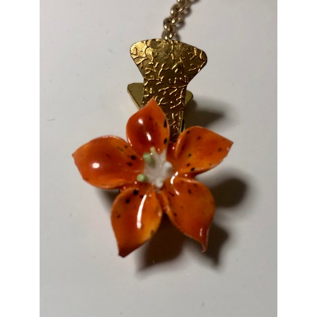 Mid-Century Modern 1950s England Enamel Flowers on Chain Scarf Clip / Sweater Guard For Sale - Image 3 of 9