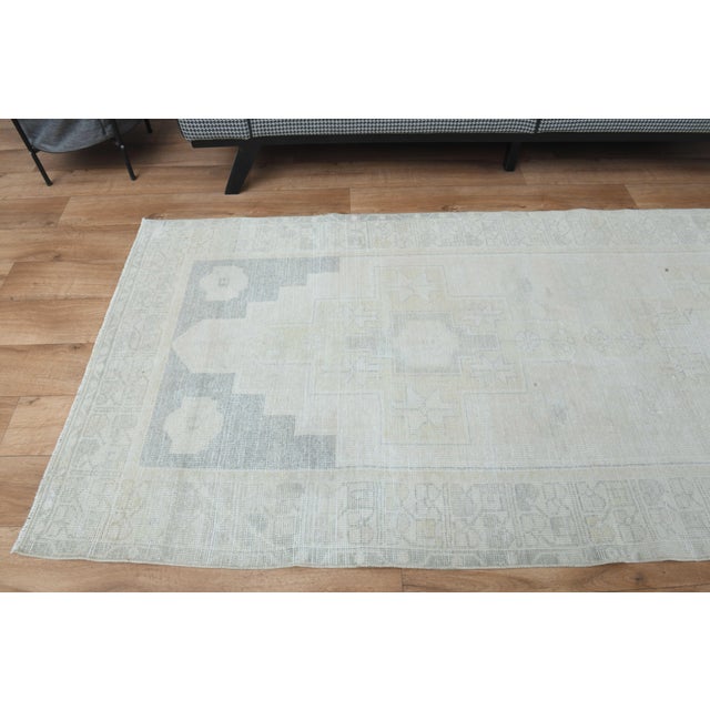 Turkish 1970s Vintage Handmade Wool Cotton Turkish Beige Area Rug For Sale - Image 3 of 11