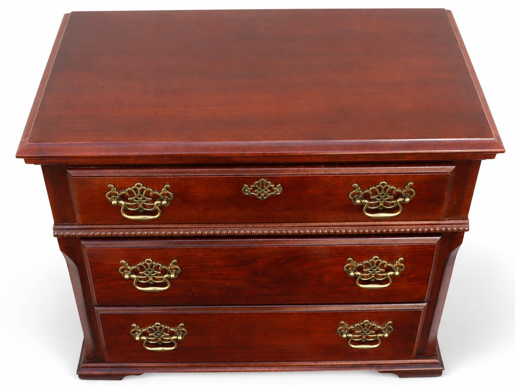 1980s Vintage Chippendale-Style Mahogany Dresser and Nightstand Set — view 6