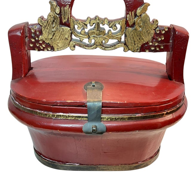 19th Century Traditional Chinese Red Lacquer and Gilt Gold Wooden Wedding Basket For Sale - Image 9 of 17