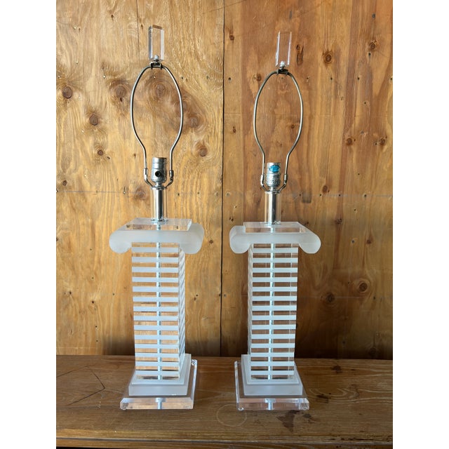 Vintage 1991 Bauer Lamp Co. Lucite & Frosted Acrylic Table Lamps – Pair | Art Deco Revival For Sale - Image 13 of 13