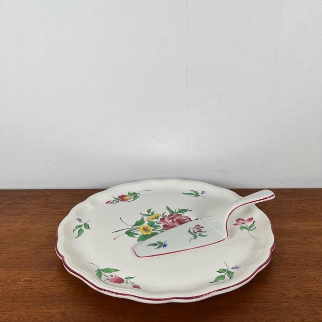 Cake plate with pie server from the famous kg luneville earthenware factory – réverbère model, an emblematic piece of...