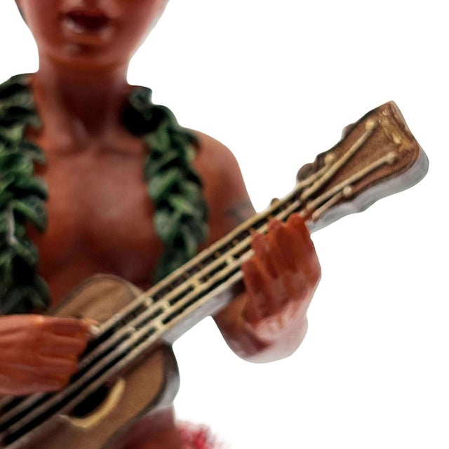 Green 1980s Ceramic Hawaii Hula Man Ukulele Player With Headdress Bobble Doll For Sale - Image 8 of 9