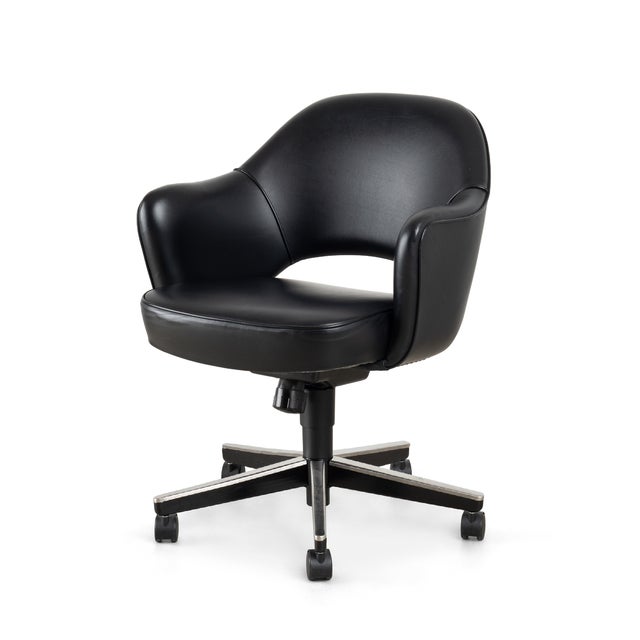 Mid-Century Modern Saarinen Executive Arm Chair in Original Black Leather With Swivel Base by Knoll For Sale - Image 3 of 7