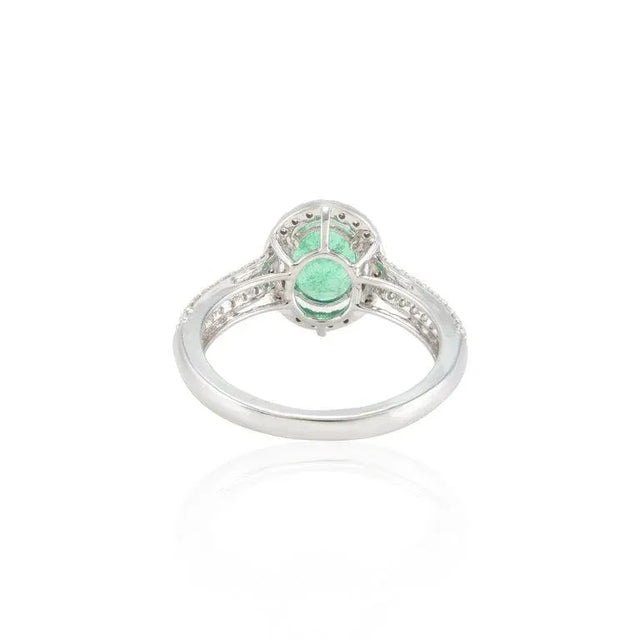 Glamorous 1.59ct Emerald Halo Diamond Engagement Ring Size 7 in 18k Gold For Sale - Image 4 of 9