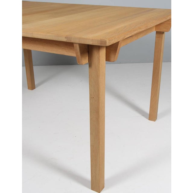 Dining Table in Oak with Extension Leaf. Getama by Hans J. Wegner for GETAMA, 1970s For Sale - Image 4 of 9