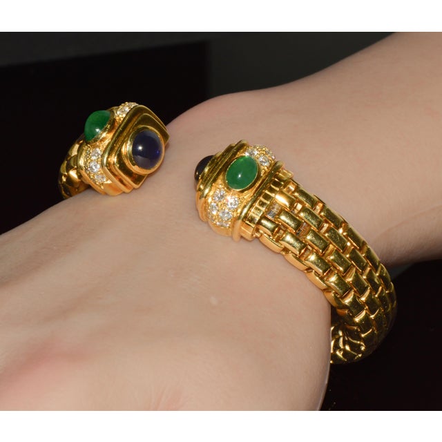 Late 20th Century Vintage Fope Flex’it Natural 5.20ct Diamond Sapphire Emerald 18k Gold Open Cuff Bracelet For Sale - Image 5 of 14