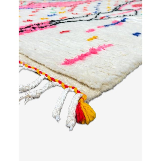 Handwoven Azilal Rug – Modern Moroccan Berber Rug with Neon Pink Motifs This handwoven Azilal rug is a playful fusion of...