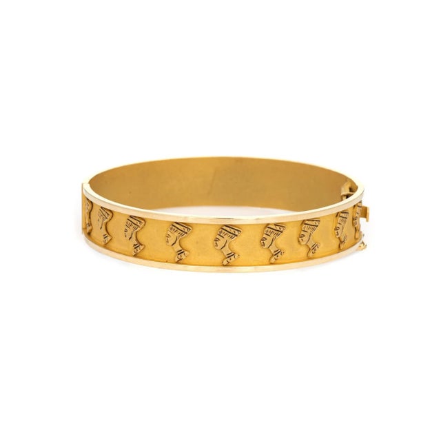 Mid 20th Century Vintage Nefertiti Bracelet 18k Yellow Gold Egyptian 7" Bangle For Sale - Image 4 of 4