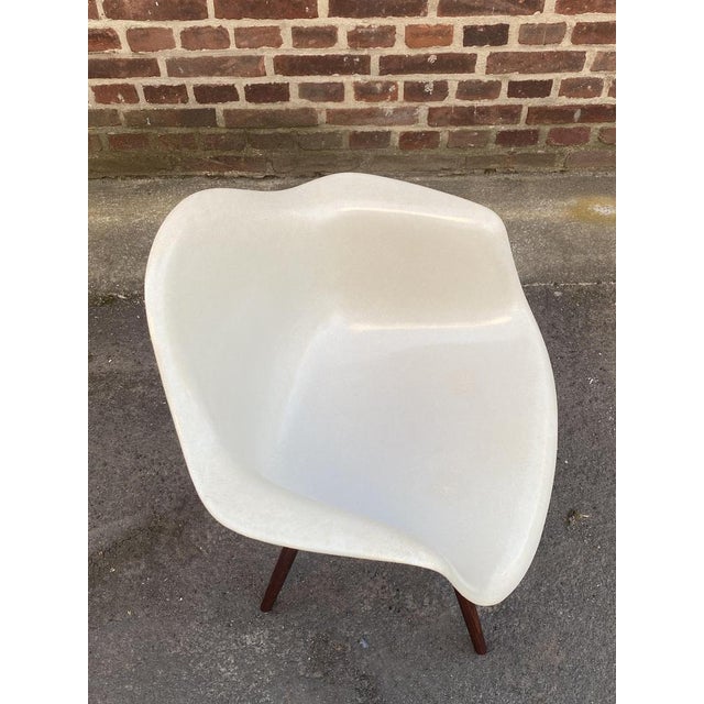 Mid-Century Modern Vintage Fiberglass Armchair in Parchment by Charles Eames for Herman Miller, 1970s For Sale - Image 3 of 16