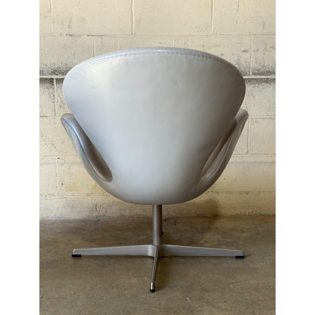 Fritz Hansen Fritz Hansen Arne Jacobsen Swan Lounge Chairs Set of 2 Grey Leather Danish Vintage 2000 For Sale - Image 4 of 13