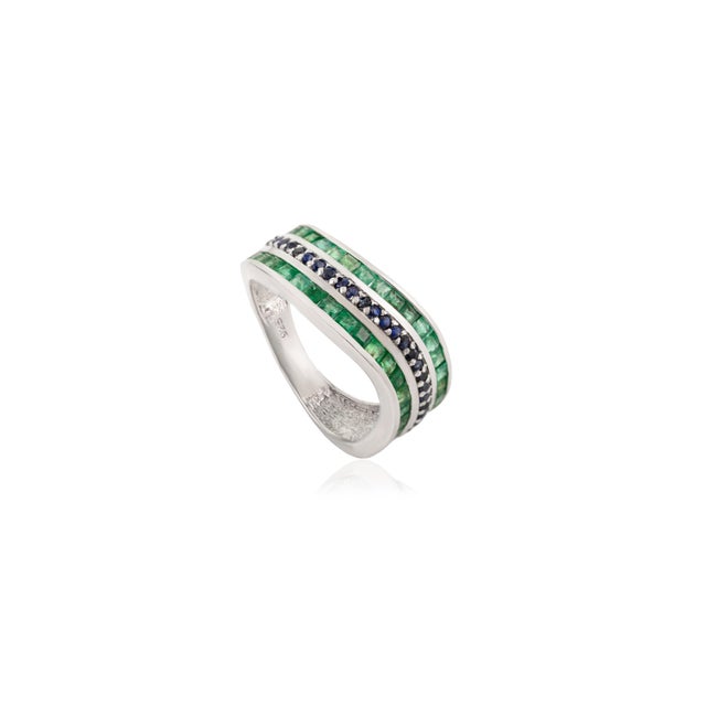Modern Exquisite Classic Emerald & Sapphire Wave Band Ring Set in Pure 925 Silver - Size 7 For Sale - Image 3 of 11