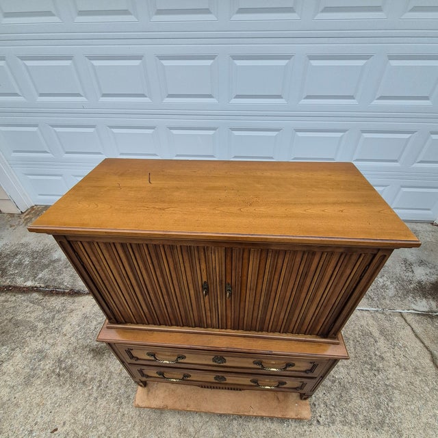 Henredon Mid 20th Century Henredon French Regency Gentleman’s Chest Tall Highboy Dresser For Sale - Image 4 of 15