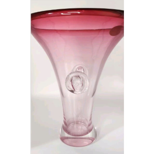 Mid-Century Modern Vintage Sergio Pagnin Chalet Art Glass Cranberry Vase, Original Sticker For Sale - Image 3 of 9