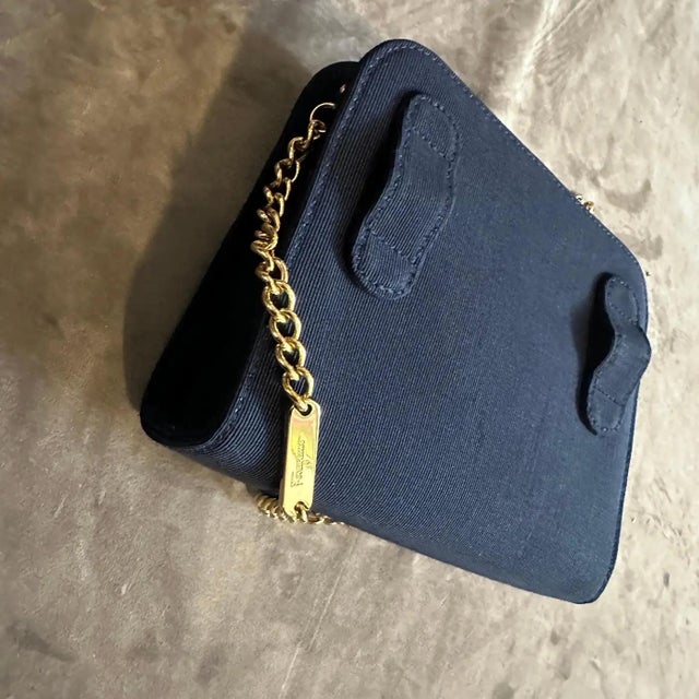 This sophisticated 1990s Salvatore Ferragamo belt bag is a perfect example of the brand's enduring commitment to elegant...