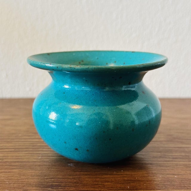 Traditional Vintage Hand Thrown Pottery Catch-All Vase in Teal / Turquoise For Sale - Image 3 of 5