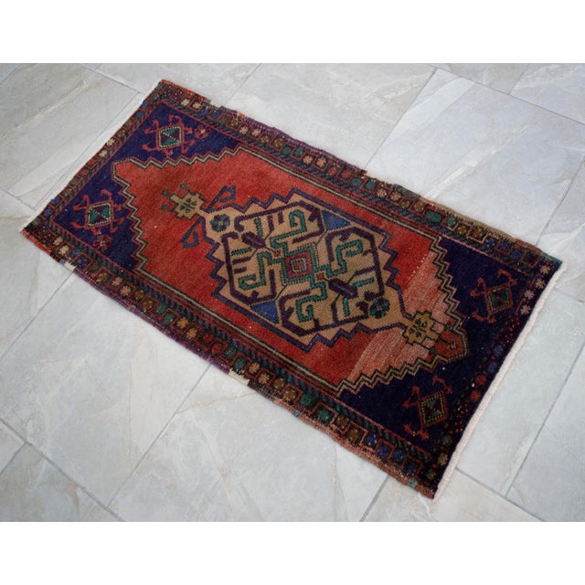 Front of Bath Kitchen Sink Rug Hand Made Bath Mat Faded Mini Rug 1'9" X 3'5" For Sale - Image 10 of 13