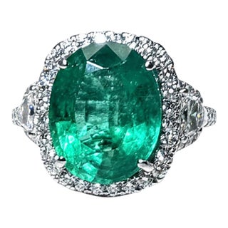 18k White Gold Large Oval Emerald Diamond Ring, Size 6.5 For Sale