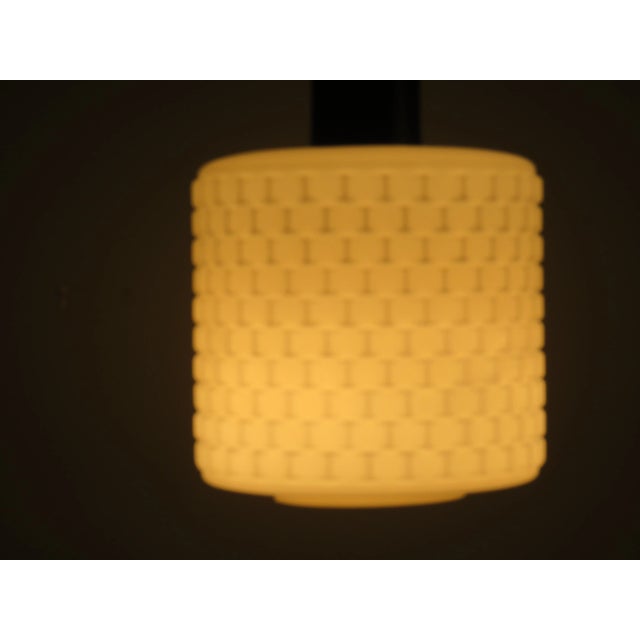 The lamp has a beautiful shade with a ribbed pattern and is fitted with 1 bakelite E27 fitting. The rod is adjustable in...