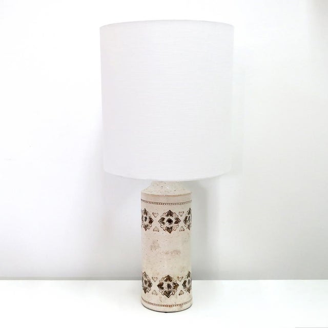 wonderful glazed ceramic table lamp by Bitossi Sweden, 1960, in a textured, off-white color with brown geometric...