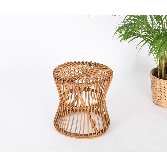 Lovely midcentury pouf fully made in curved rattan and woven wicker. This stunning and rare piece was produced in Italy...