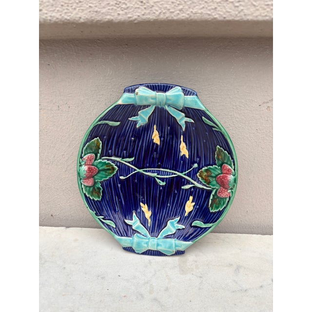19th Century Small Majolica Strawberries Dish Wedgwood. 6.8 by 5.8 inches.