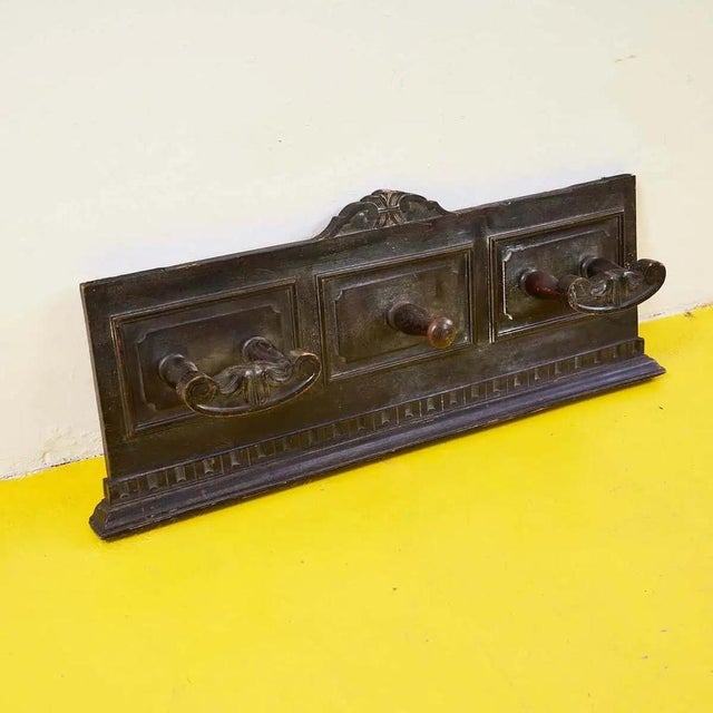 Discover this charming wooden coat rack, a true vintage design piece. With three decorative hooks, this item isn’t just...