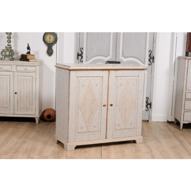 1820s Late Gustavian Period Swedish Buffet with Carved Reeded Diamond Motifs For Sale In Atlanta - Image 6 of 12