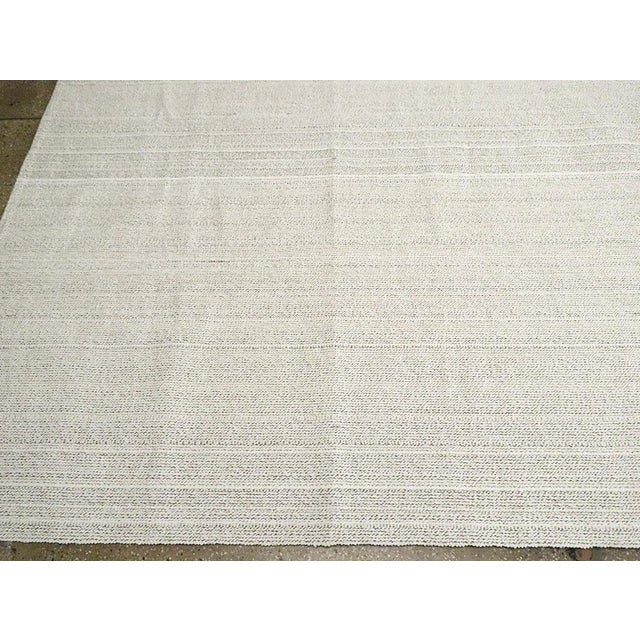 Textile Galerie Shabab Collection Mid-20th Century Handmade Turkish Flat-Weave Kilim Room Size Carpet in White For Sale - Image 7 of 10