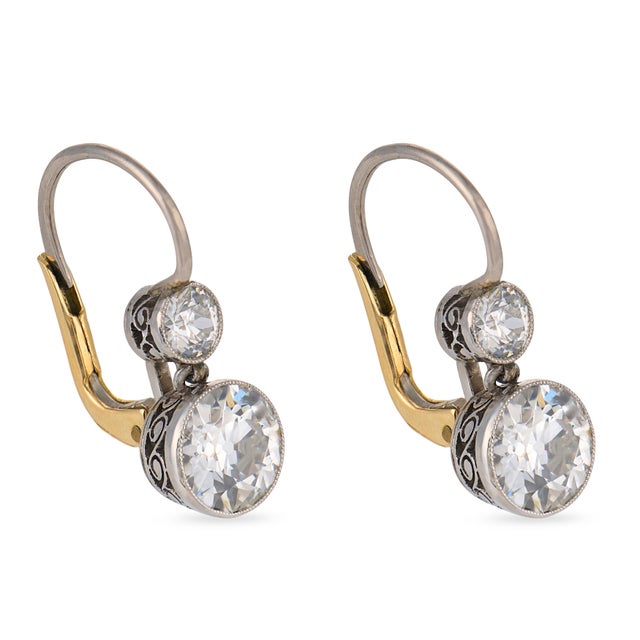 Traditional 1920s Pair of Edwardian Style 2.42 Carat Diamond Platinum Drop Earrings For Sale - Image 3 of 5