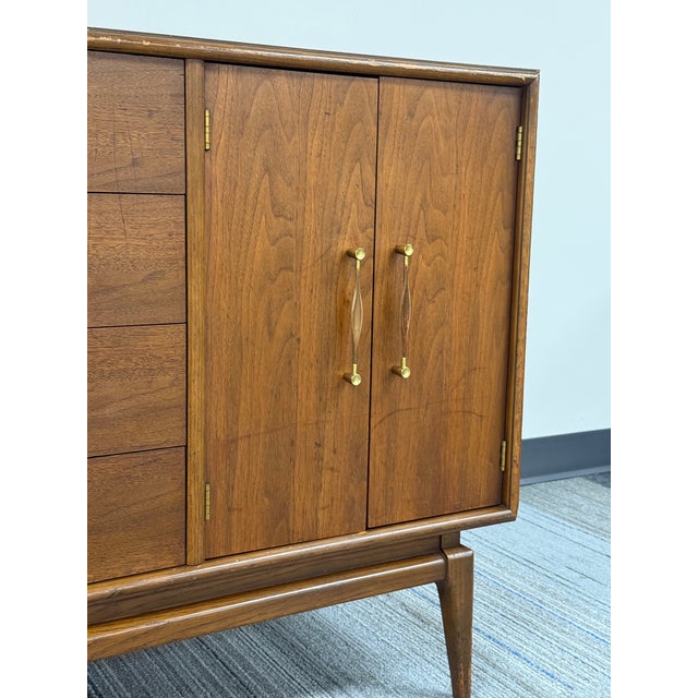 -MCM CREDENZA -MANUFACTURE: Keller Furniture -IN THE STYLE OF: Mid-Century Modern -DATE OF MANUFACTURE: 1960'S -MATERIALS:...