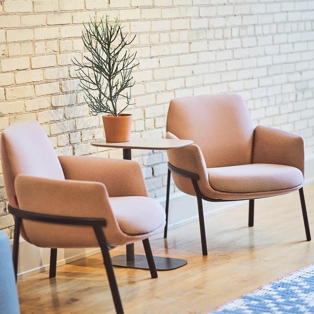 Designed by Patricai Urquiola Poppy lounge offers a light aesthetic through its organic shape and inviting color. Curved...