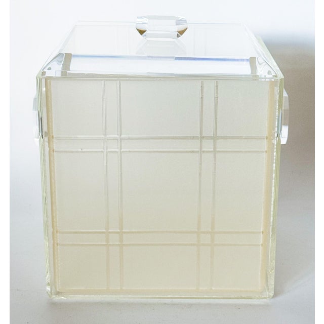 Transparent 1970s Modern Heavy Lucite Ice Bucket With Liner and Emerald Cut Handles For Sale - Image 8 of 18