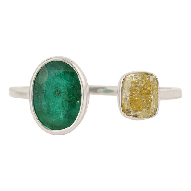 Modern Toi Et Moi Emerald & Yellow Diamond Bypass Ring Size 5, 1.88ct in 18k White Gold For Sale