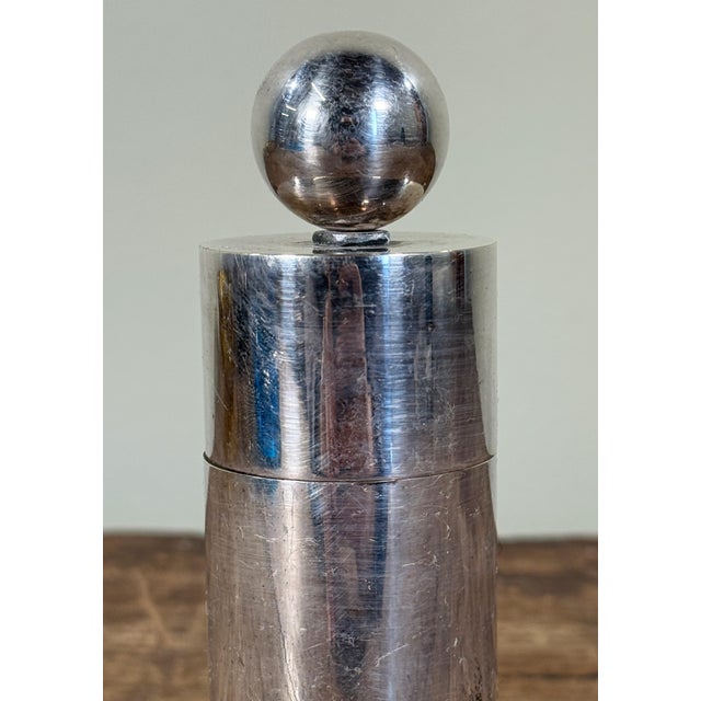 Postmodern silverplated pepper mill designed by the famed architect, Richard Meier for Swid Powell, featuring a clean...